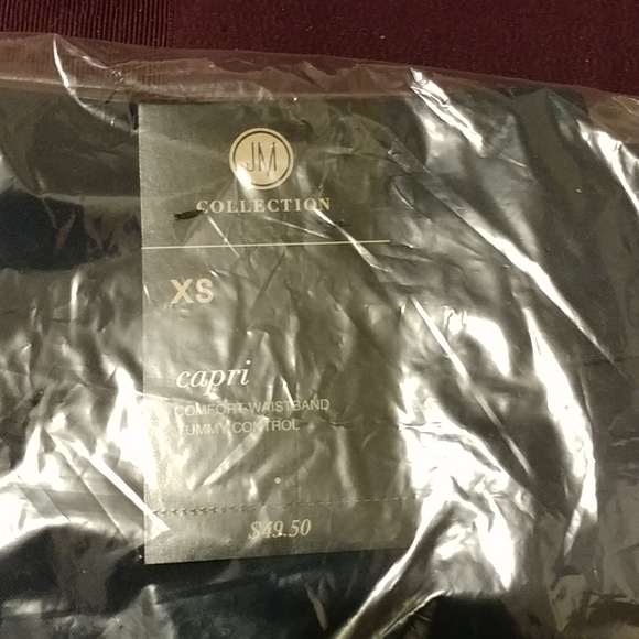 💜NWT Women crochet- trim studded Capris - Picture 4 of 4